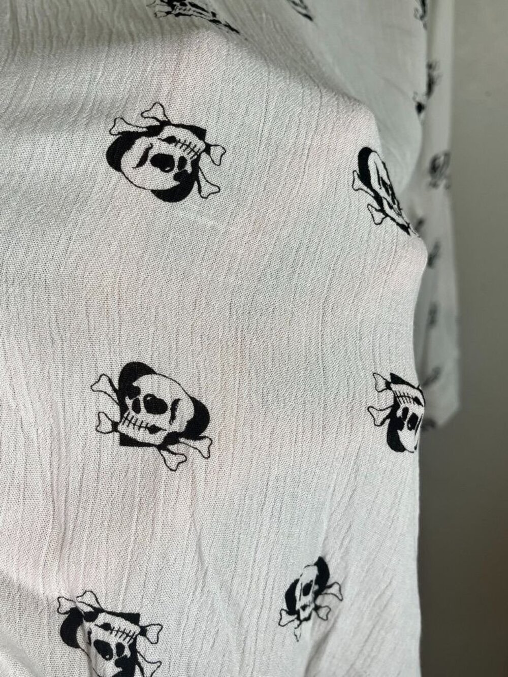 Torrid Crinkle Shirt Skull White 5X Goth Emo Grunge Punk Neutral Summer Sheer - Picture 10 of 10